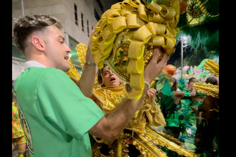 Rio de Janeiro : Défilé avec une école de samba pendant le carnaval.