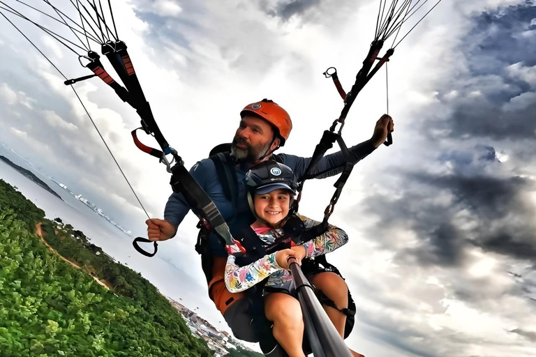 Pattaya Koh Larn Island: Tandem Paragliding Flight Trip Silver Tandem Paragliding Flight – 20 Minutes of Sky-High