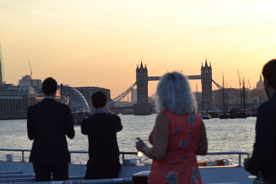  London: River Thames Evening Cruise with Bubbly and Canapés 