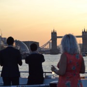 Lontoo: Thames -joen iltaristeily Bubblyn ja Canapésin kanssa