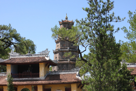 Hue: Cruise op de Parfumrivier met Thien Mu Pagode en Tomben