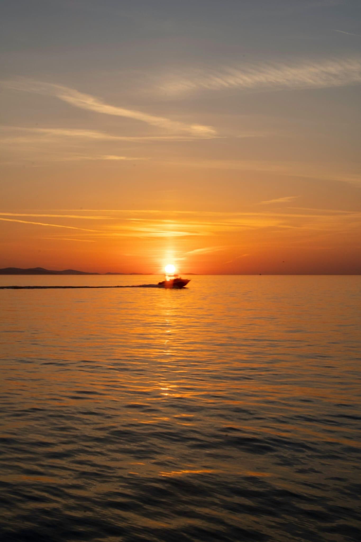 Zadar: Sonnenuntergang per Boot aus Hitchcocks Perspektive mit lokalem Wein