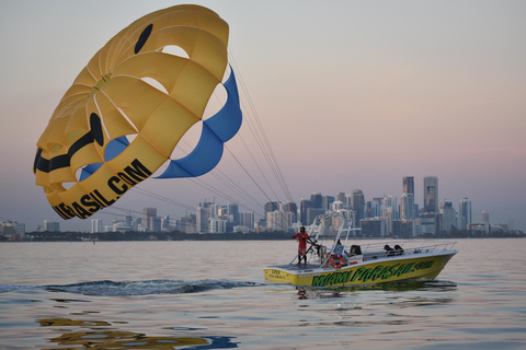 Miami: Parasailing w zatoce Biscayne BayMiami: Parasailing z podatkami i opłatami wliczonymi w cenę