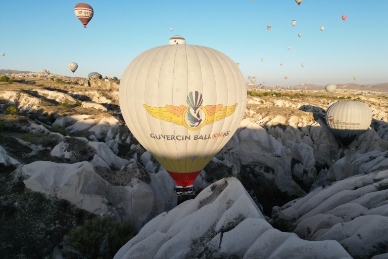 Göreme: Heißluftballonfahrt bei Sonnenaufgang über den Feenschornsteinen