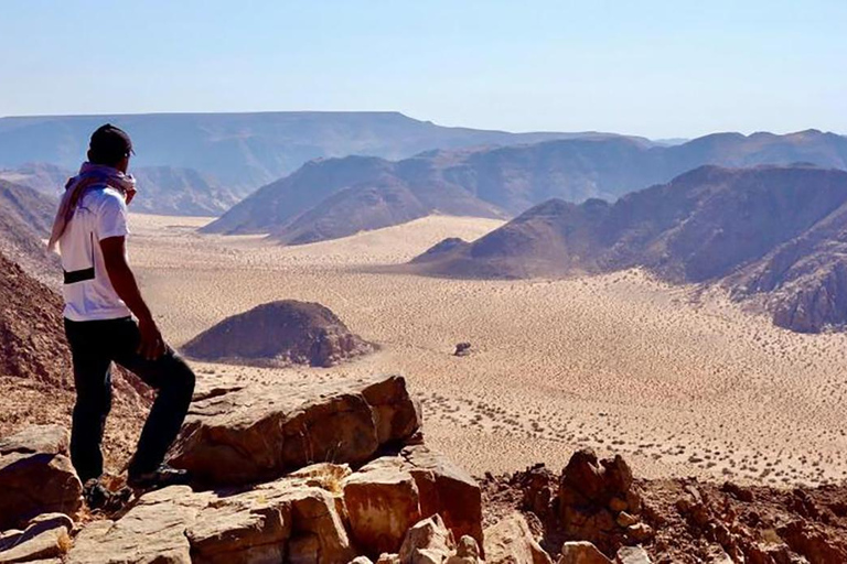 Wadi Rum: Full Day Hiking Tour to Burdah Arch with Lunch