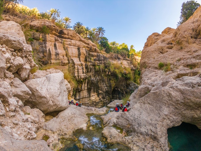 Wadi Mibam en Bimmah Sinkhole-tour met verblijf in een villa