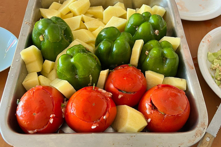 Oia: Aula de culinária grega e almoço com uma avó local