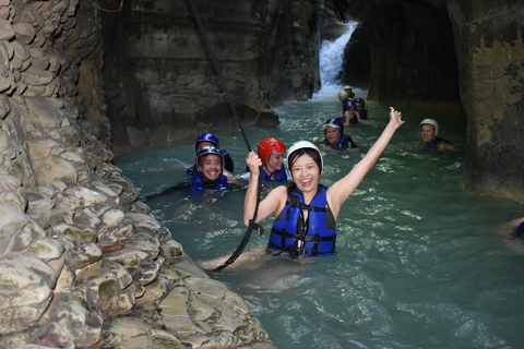 Tour de 7 cascadas con almuerzo en RD (Bahía Taína y Amber Cove)7 Cascadas Damajagua Bahía Taína y Cala Ámbar