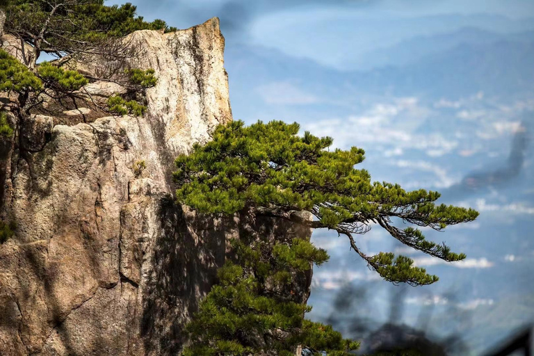 Huangshan: Mountain Top Day Trip with Cable Car and Pickup