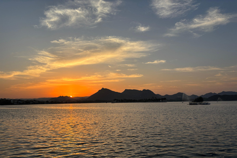 أودايبور: ركوب قارب خاص ومتميز في بحيرة بيشولاأودايبور: ركوب قارب خاص ومميز في بحيرة بيشولا