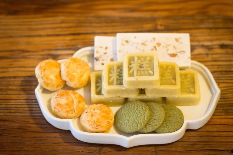 Shanghai: Longhua Temple Buddhist tour with local expert