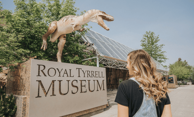 Drumheller: Dinosaurs, Museum, & Hoodoos Day Tour