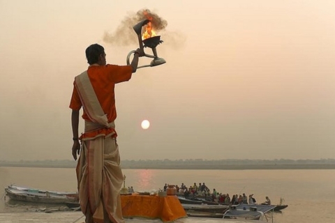 Błogość wschodu słońca w Varanasi Rejs łodzią i ceremonia nad Gangą