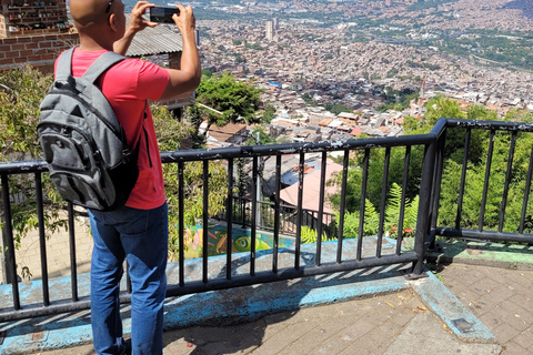 « Medellín dévoilée » Comuna 13, Plaza Botero et téléphérique« Medellín dévoilée » : Comuna 13, Plaza Botero et téléphérique