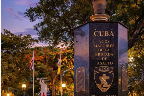 Miami: Little Havana After Dark Walking Tour with Drinks