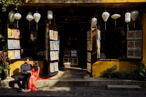 Hoian: Walking around oldtown with professional photographer