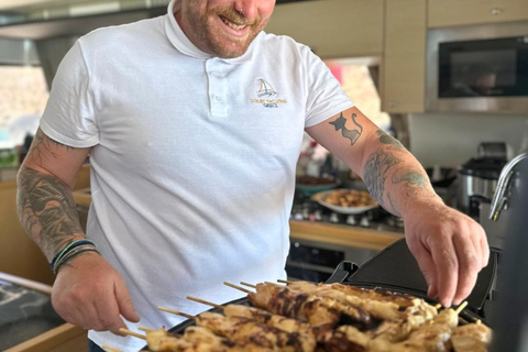 Crucero por Mykonos: champán, barbacoa, demostración de navegación y parada en Delos.Crucero por Mykonos: champán, barbacoa, demostración de vela y parada en Delos