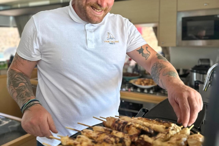 Crucero por Mykonos: champán, barbacoa, demostración de navegación y parada en Delos.Crucero por Mykonos: champán, barbacoa, demostración de vela y parada en Delos