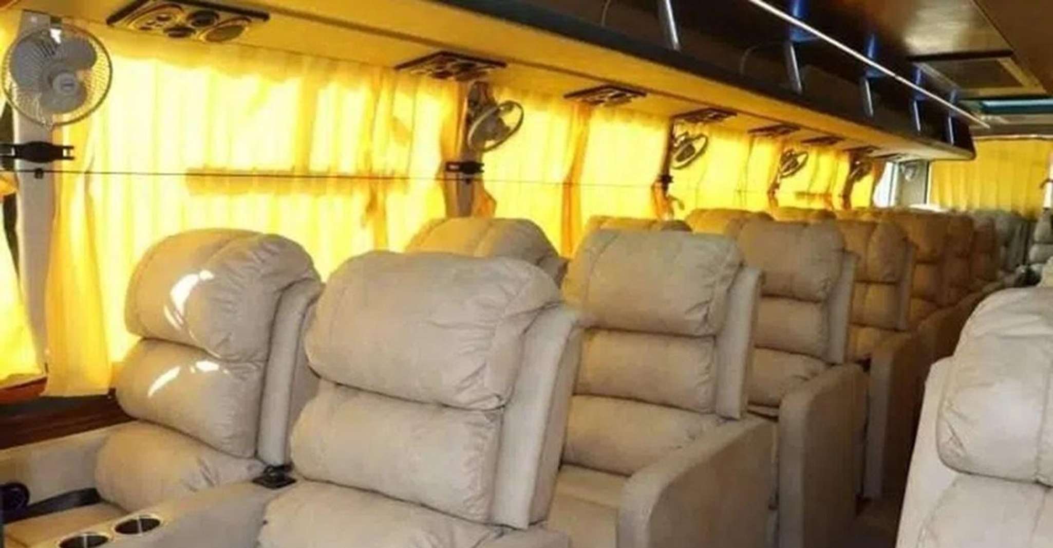 Kathmandu naar Pokhara Deluxe Tourist Bus Ticket - Hizvo