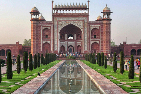 Vanuit Delhi: Agra dagvullende tour met gids met maaltijd &amp; entreeAuto met airconditioning, chauffeur, gids, maaltijd en tickets voor monumenten