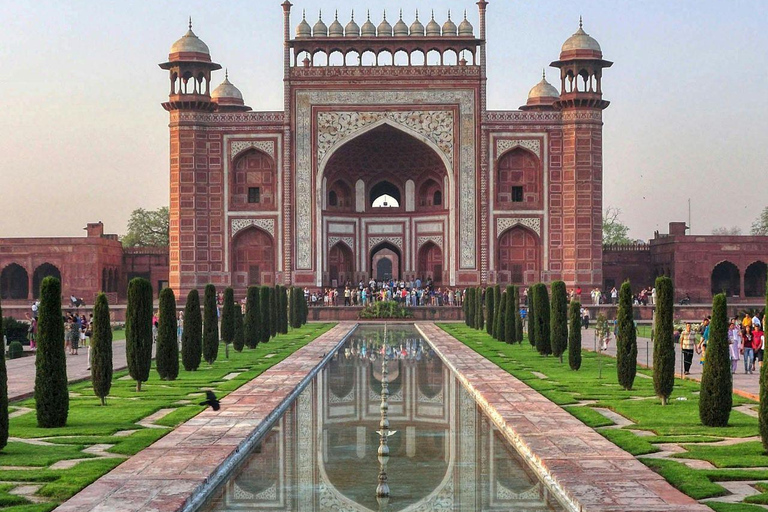 Vanuit Delhi: Agra dagvullende tour met gids met maaltijd &amp; entreeAuto met airconditioning, chauffeur, gids, maaltijd en tickets voor monumenten