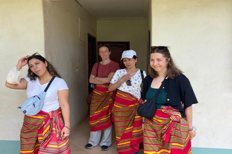 Kampala: Guided Walking Tour with Local Food Buffet