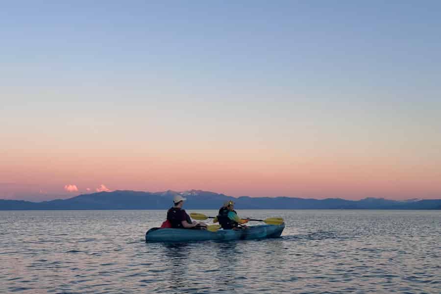 Tahoe City: Geführte Kajak-Tour bei Sonnenuntergang. Foto: GetYourGuide Tahoe City: Geführte Kajak-Tour bei Sonnenuntergang. Foto: GetYourGuide