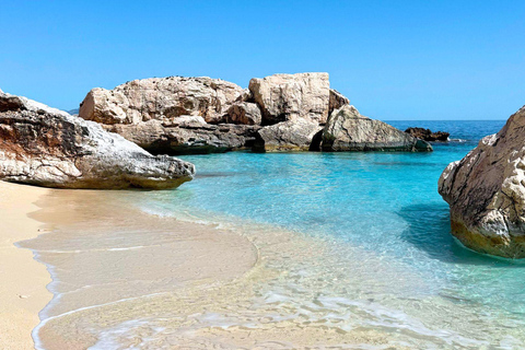 Au départ de Cala Gonone : excursion en dinghy dans le golfe d&#039;OroseiAu départ de Cala Gonone : excursion en canot pneumatique dans le golfe d&#039;Orosei