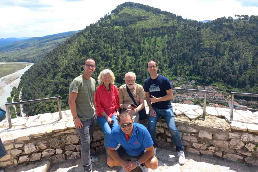 Von Tirana aus: Tagestour zur Burg Berat, nach Durres und zum Belshi-See. Foto: GetYourGuide