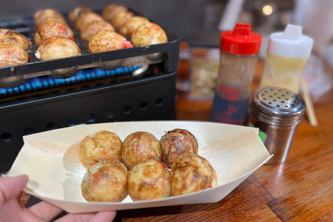 Cata de sake de Osaka con Takoyaki DIYOsaka: Experiencia culinaria de Takoyaki con sake en Namba