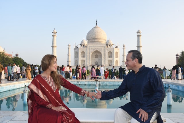 From Delhi: Taj Mahal & Agra Tour with Lunch at Marriott