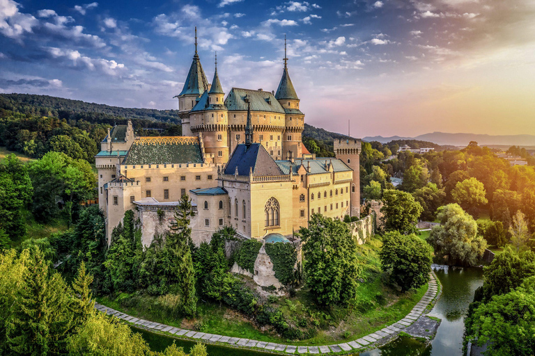 Au départ de Bratislava : Château de Bojnice, Čičmany, station thermale Aphrodite