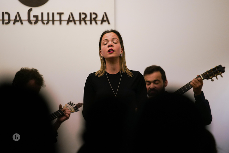 Porto: Concerto de Fado com Vinho do Porto na Loja de Música Histórica