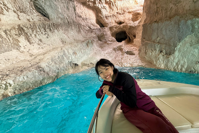 Porto Vromi: wrak statku, błękitne jaskinie i biała plaża łodzią