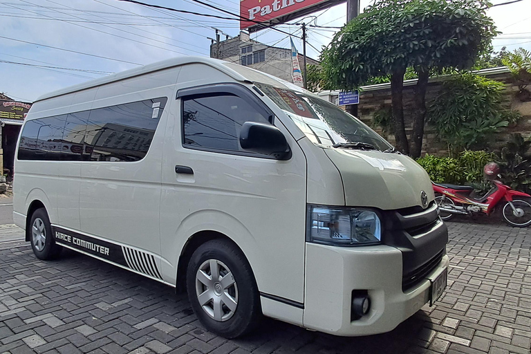 Yogyakarta: alquiler de coche privado con conductor en inglés en furgoneta