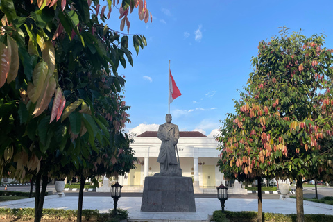 Malioboro Street Walking Tour with local snacks tasting