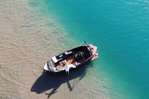 Le Grau du Roi: Privatize a charming boat for 2 hours with skipper 2.5 hours with brunch, wine, and soft drinks from 12:00 p.m. to 2:30 p.m.