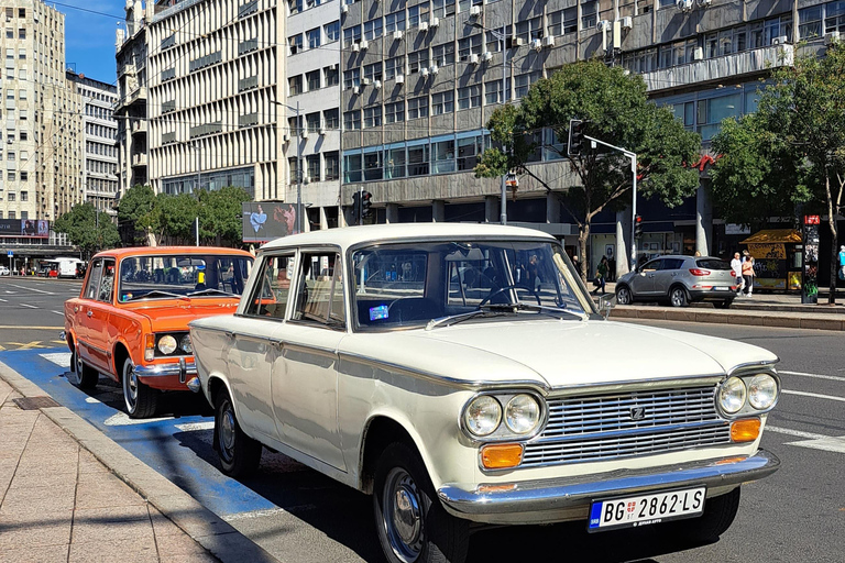 Musée Tito et montagne Avala avec voiture rétro