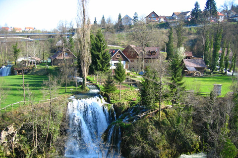 Desde Zagreb: Mrežnica en kayak y el pueblo de Rastoke - excursión de un día