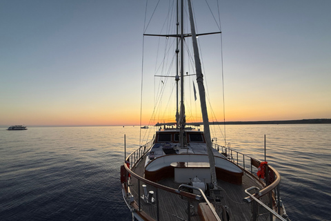 Lampedusa: Sunset Gulet Trip with Aperitif Dinner and Dolphin Watching