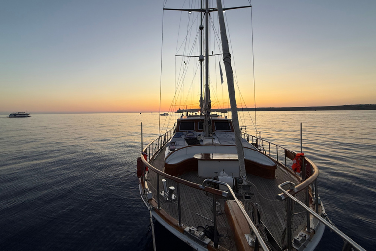 Lampedusa: Sunset Gulet Trip with Aperitif Dinner and Dolphin Watching
