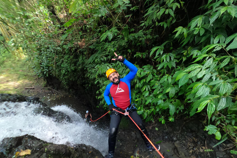 Bali: Gita in canyoning nel Gitgit Canyon con colazione e pranzo