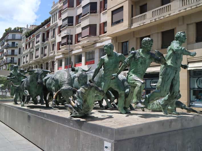 Pamplona: Walking Tour with Churros Tasting and Coffee Break
