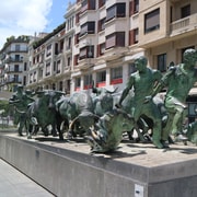 Pamplona: Walking Tour with Churros Tasting and Coffee Break