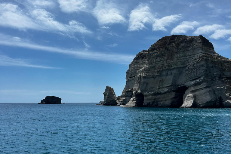 Lo mejor de Milos en velero: Kleftiko, playas y almuerzo griego