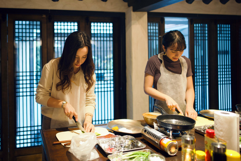 Cours de cuisine royale à Séoul dans un hanok centenaireCours de cuisine royale à Séoul dans une maison traditionnelle centenaire
