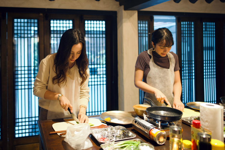 Clase de cocina Royal Seoul en un hanok centenarioClase de cocina real de Seúl en una casa tradicional hanok de 100 años de antigüedad