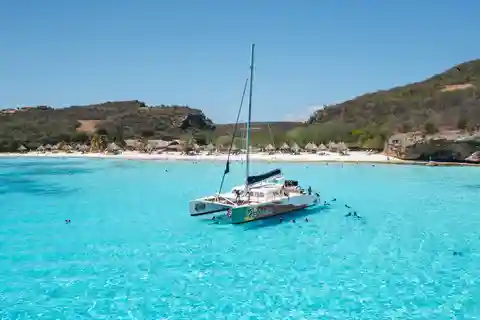 Curacao: West Coast Boattrip with Beaches, BBQ and Blue Room