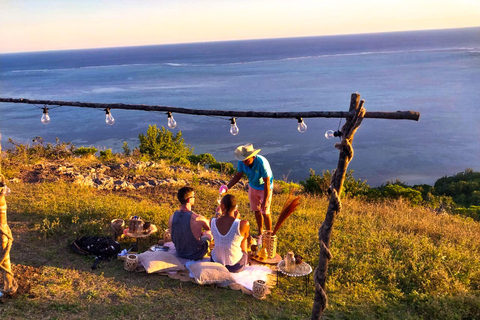 Maurice : Le Morne Brabant : randonnée au coucher du soleil et apéritif au coucher du soleilRandonnée exclusive au coucher du soleil sur le Morne + Apéro