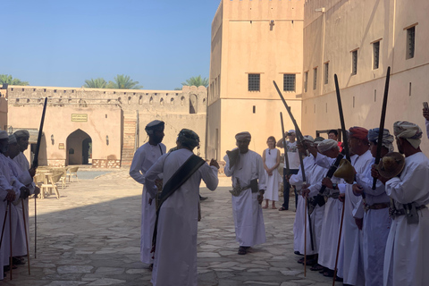 Nizwa: Nizwa Fort and Birkat Al Mouz Guided Tour